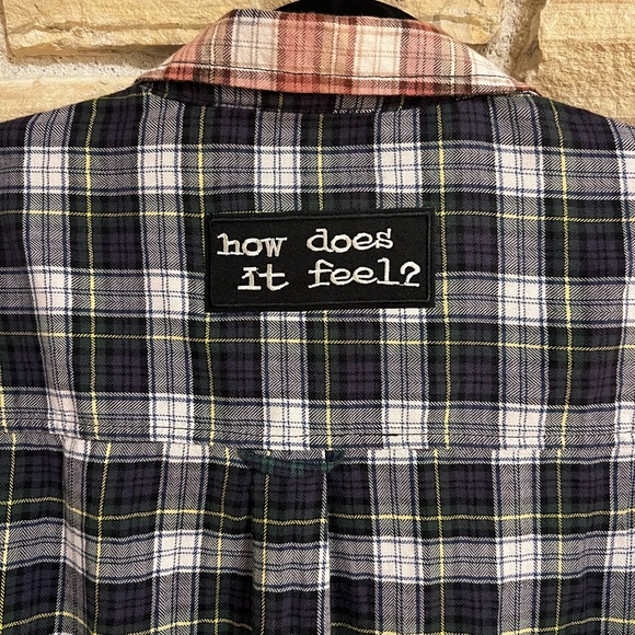 American Eagle plaid shirt with funny quotes patches Tie Dye size M - Picture 2 of 6
